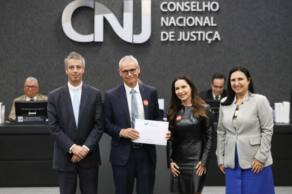 Comissão de Conflitos Fundiários do TJPR recebe Prêmio Conciliar é Legal em cerimônia solene