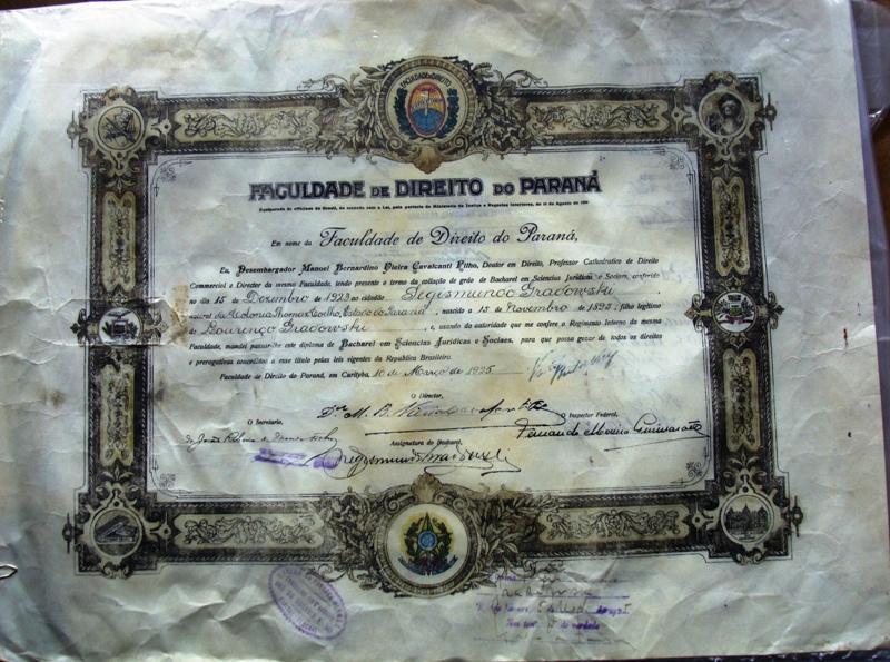 Diploma da Faculdade de Direito do Paraná conferindo a Segismundo Gradowski o grau de Bacharel em Sciencias Jurídicas e Sociaes no dia 15 de dezembro de 1923.
Segismundo Gradowski, filho de Lourenço Gradowski e de Maria Gradowski, nasceu no dia 11 de agosto de 1897, na cidade de Tomás Coelho (PR). Bacharel em Direito pela Universidade do Paraná, turma 1923.
Ainda como acadêmico, foi adjunto de promotor público em Colombo, onde, em 30 de abril de 1926, foi nomeado juiz municipal. No dia 4 de outubro de 1928 foi nomeado juiz de Direito da comarca de Palmas. Em seguida, exerceu a mesma função nas comarcas de Cerro Azul, Palmeira, campo largo e Curitiba.
No dia 13 de novembro de 1951 foi nomeado para o cargo de desembargador do Tribunal de Justiça do Paraná e foi seu presidente no ano de 1967.
Presidiu o Tribunal Regional Eleitoral no ano de 1959 e a Associação dos Magistrados do Paraná no biênio 1963/64.
Aposentou-se, a pedido, em 9 de agosto de 1967.
No Magistério, lecionou a disciplina de Direito Comercial na Faculdade de Direito de Curitiba e na Faculdade de Direito da Pontifícia Universidade Católica do Paraná.
Faleceu no dia 9 de fevereiro de 2.000, em Curitiba (PR).
É patrono do Salão do Júri de Araucária, do Fórum de Fazenda Rio Grande e do Fórum Eleitoral de Colombo.